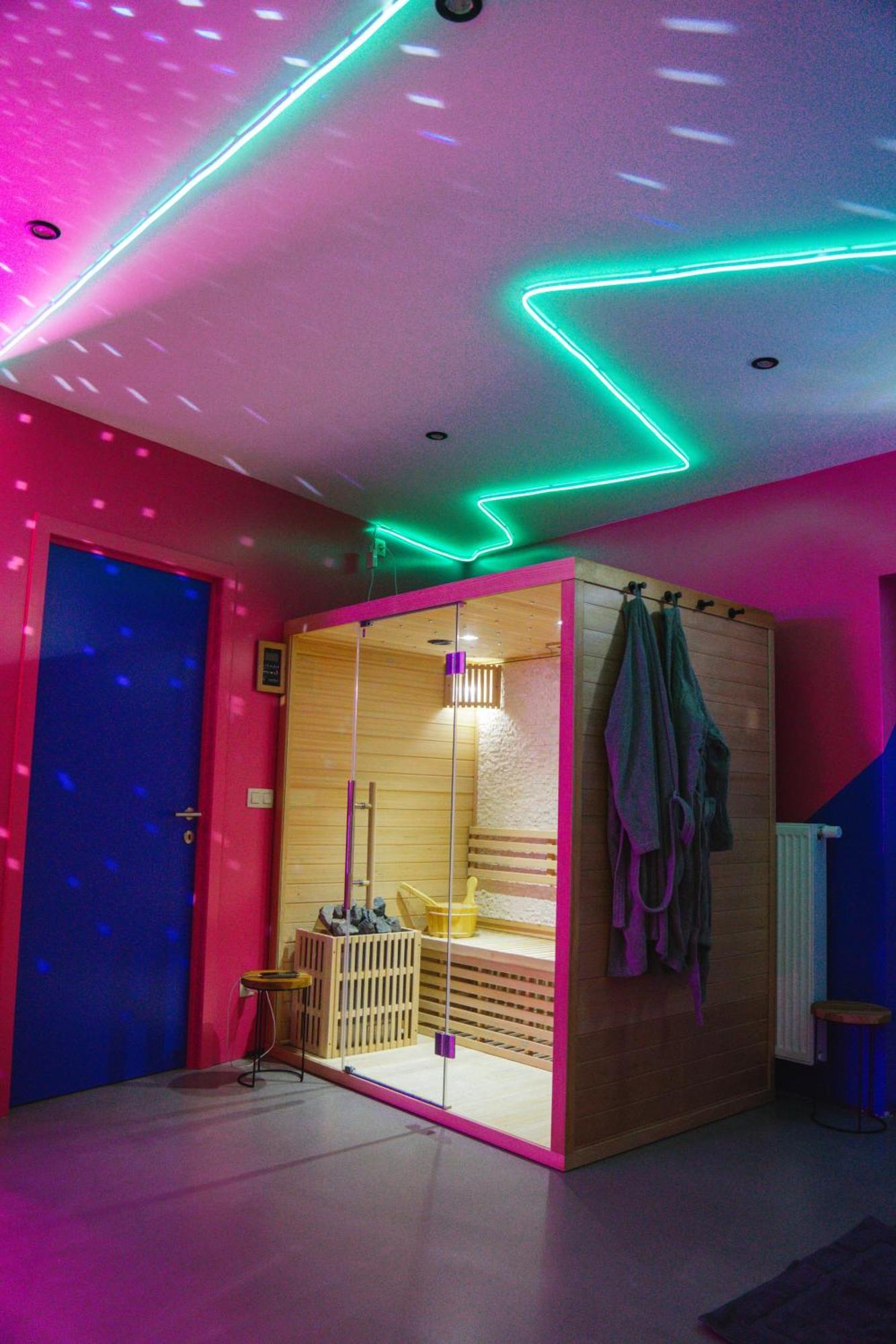 Capsule Boogie-Woogie - Jacuzzi - Sauna - Billard - Jeux - Ecran Geant - Filet Suspendu - Netflix La Louvière Exterior foto