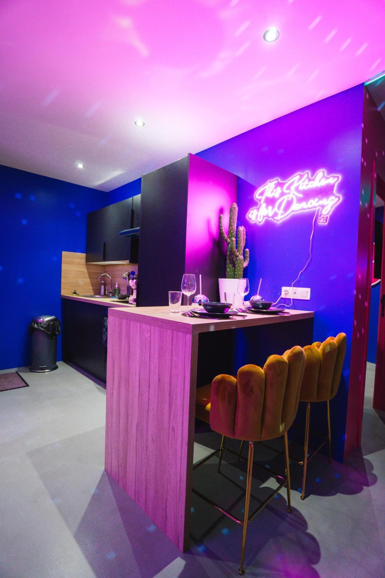 Capsule Boogie-Woogie - Jacuzzi - Sauna - Billard - Jeux - Ecran Geant - Filet Suspendu - Netflix La Louvière Exterior foto