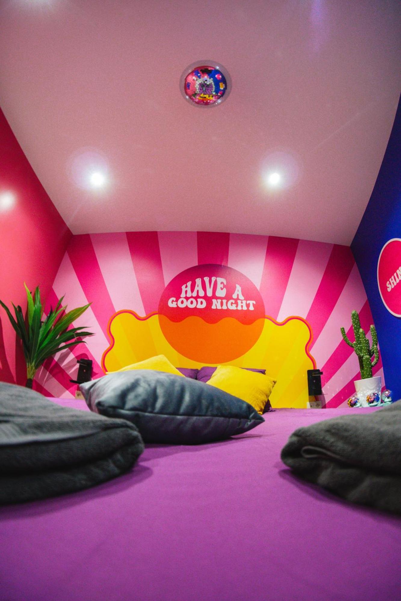 Capsule Boogie-Woogie - Jacuzzi - Sauna - Billard - Jeux - Ecran Geant - Filet Suspendu - Netflix La Louvière Exterior foto