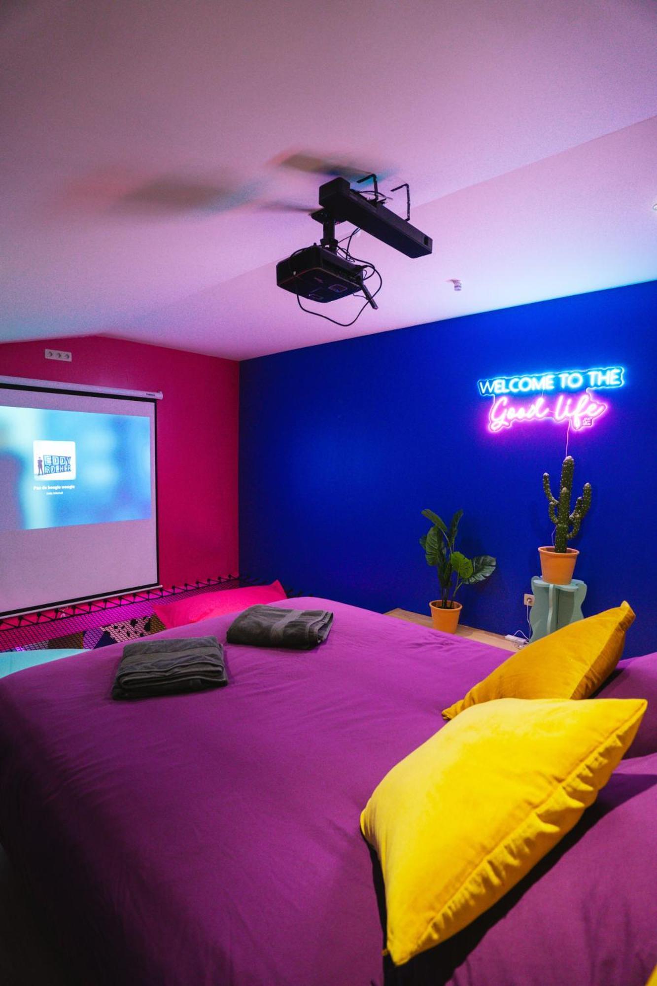 Capsule Boogie-Woogie - Jacuzzi - Sauna - Billard - Jeux - Ecran Geant - Filet Suspendu - Netflix La Louvière Exterior foto