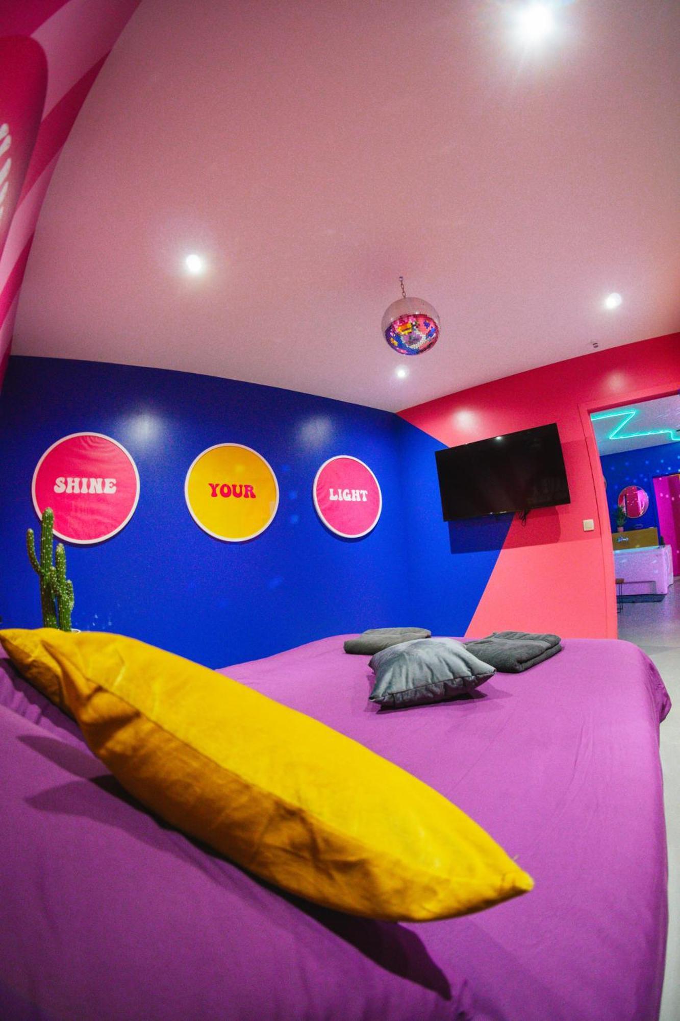 Capsule Boogie-Woogie - Jacuzzi - Sauna - Billard - Jeux - Ecran Geant - Filet Suspendu - Netflix La Louvière Exterior foto