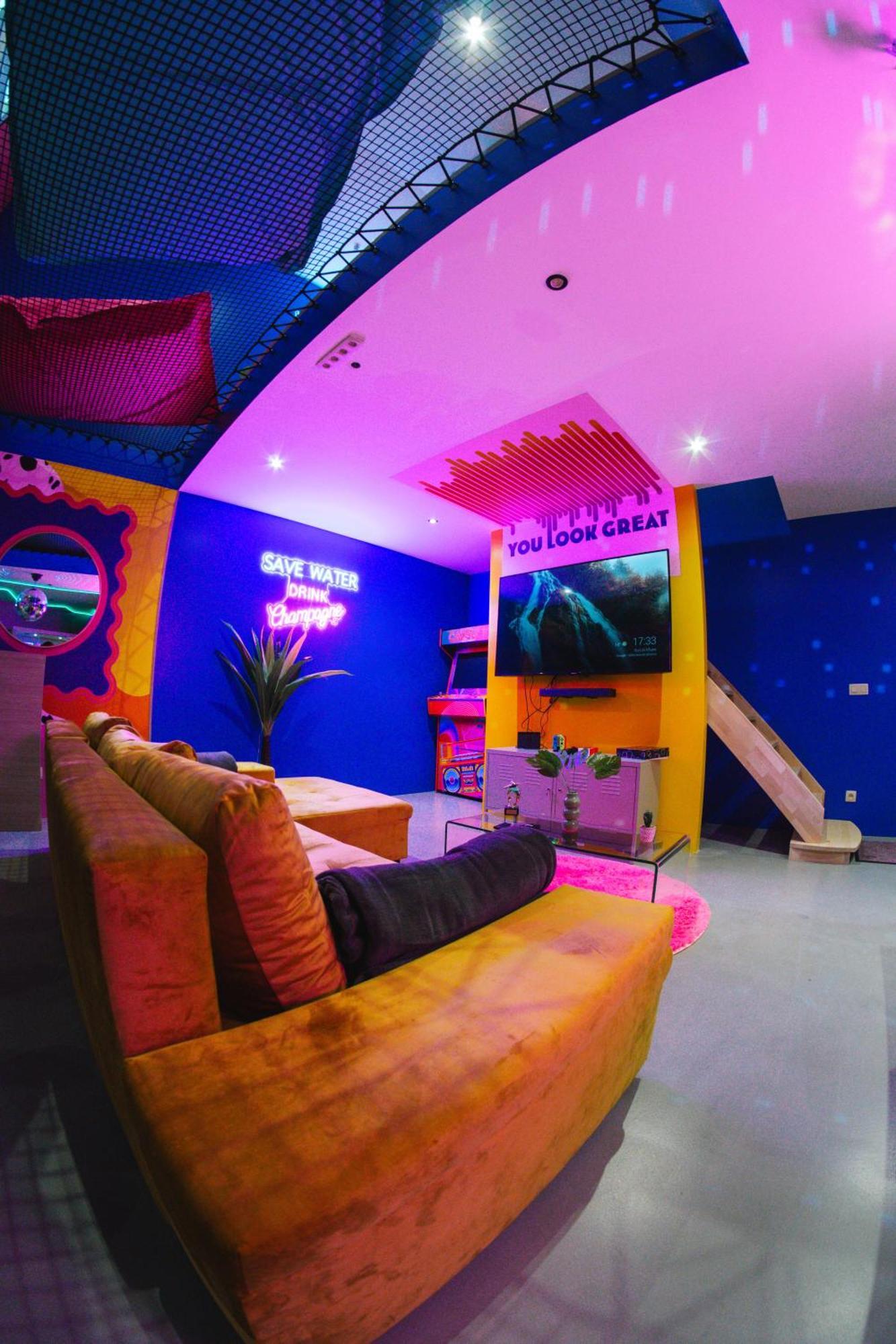 Capsule Boogie-Woogie - Jacuzzi - Sauna - Billard - Jeux - Ecran Geant - Filet Suspendu - Netflix La Louvière Exterior foto