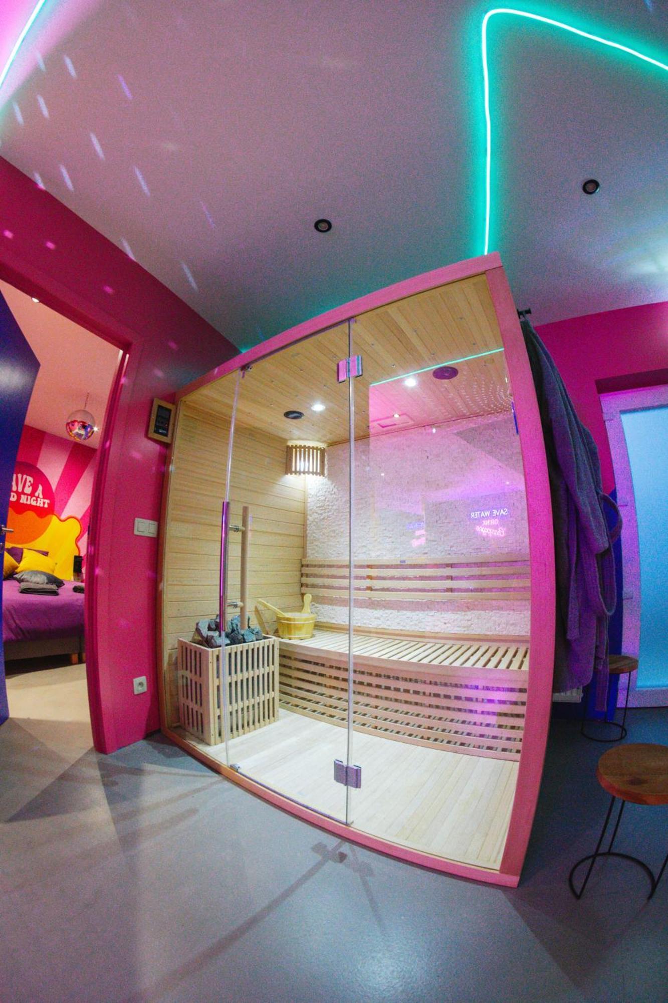 Capsule Boogie-Woogie - Jacuzzi - Sauna - Billard - Jeux - Ecran Geant - Filet Suspendu - Netflix La Louvière Exterior foto