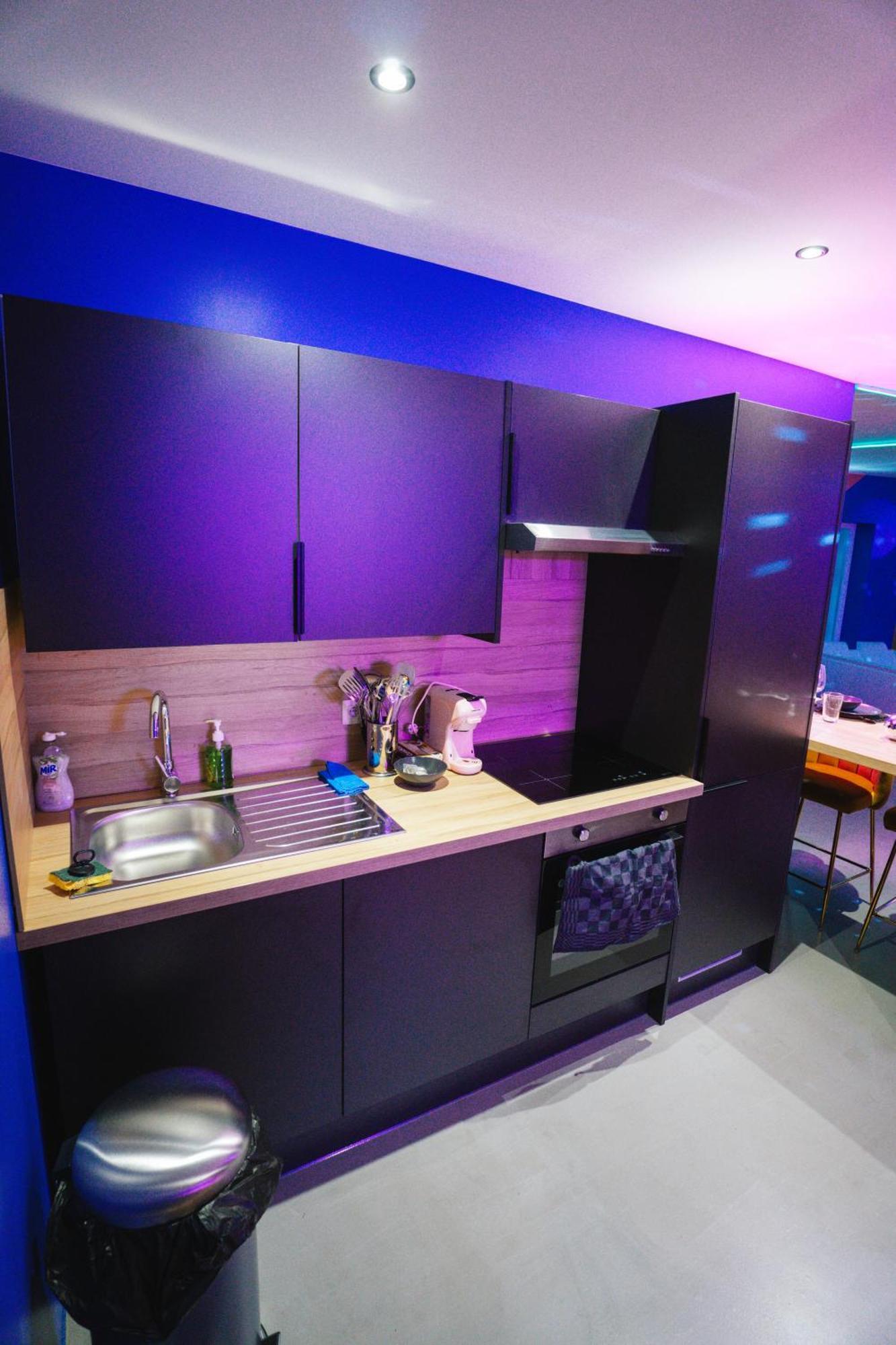 Capsule Boogie-Woogie - Jacuzzi - Sauna - Billard - Jeux - Ecran Geant - Filet Suspendu - Netflix La Louvière Exterior foto