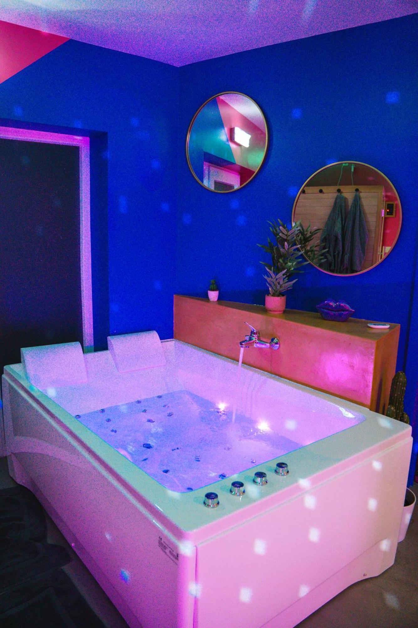 Capsule Boogie-Woogie - Jacuzzi - Sauna - Billard - Jeux - Ecran Geant - Filet Suspendu - Netflix La Louvière Exterior foto