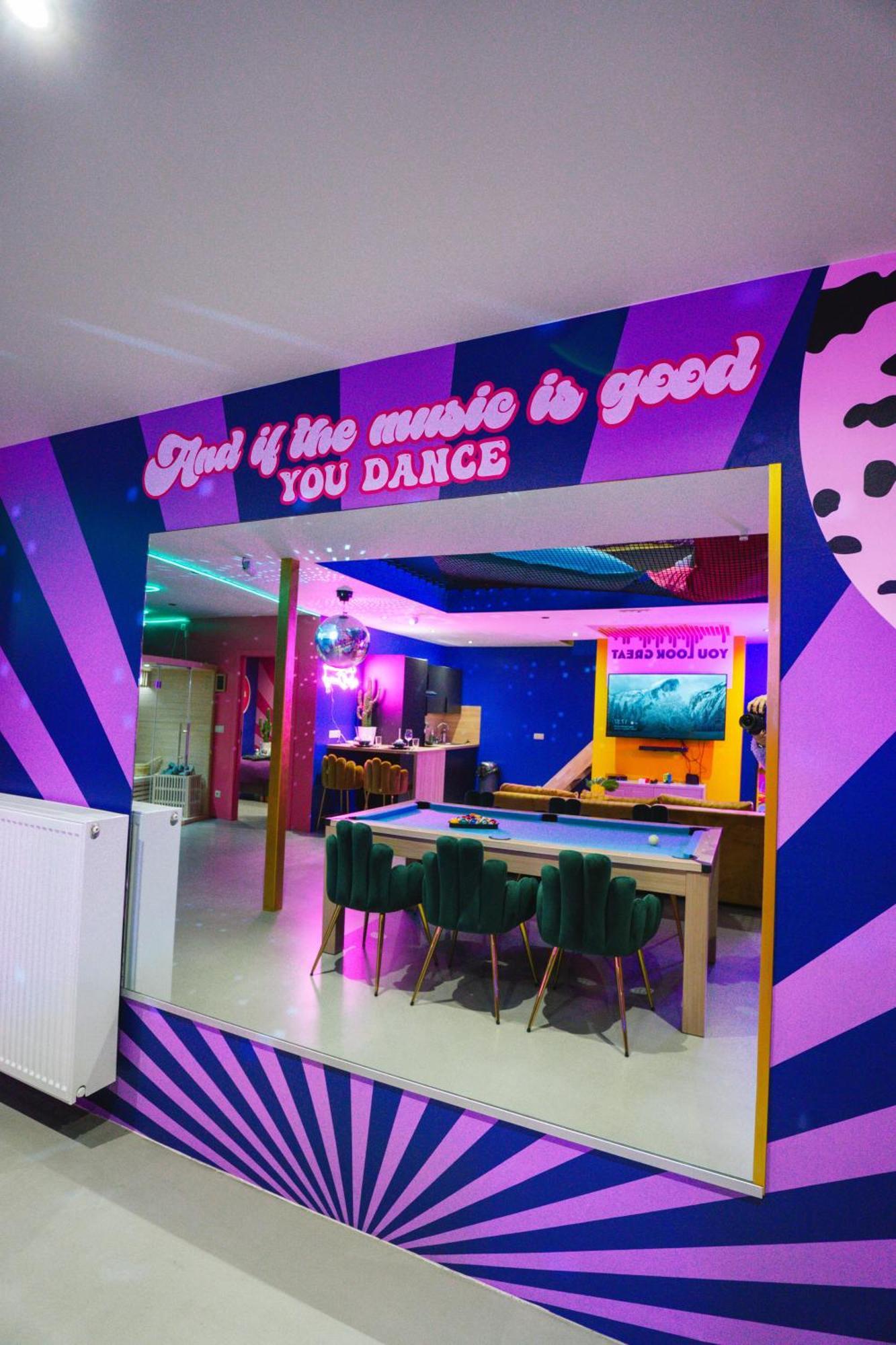 Capsule Boogie-Woogie - Jacuzzi - Sauna - Billard - Jeux - Ecran Geant - Filet Suspendu - Netflix La Louvière Exterior foto