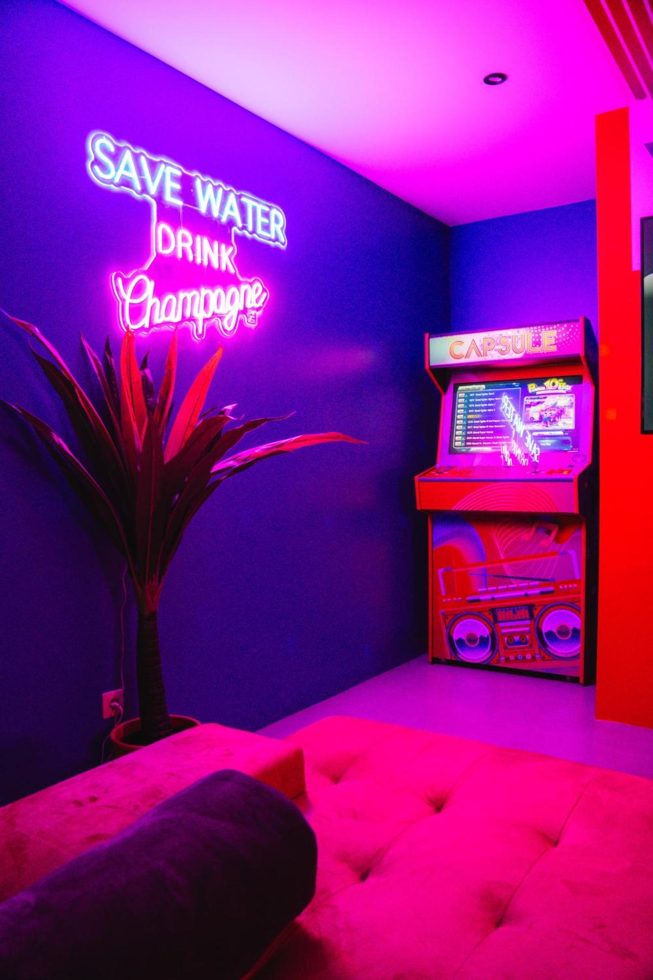 Capsule Boogie-Woogie - Jacuzzi - Sauna - Billard - Jeux - Ecran Geant - Filet Suspendu - Netflix La Louvière Exterior foto