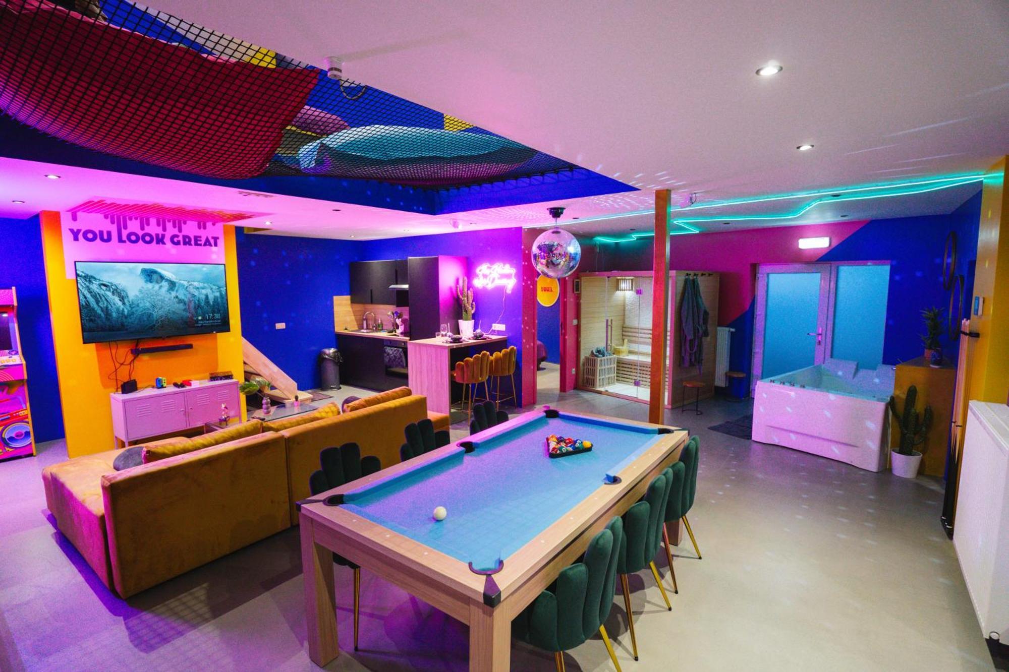 Capsule Boogie-Woogie - Jacuzzi - Sauna - Billard - Jeux - Ecran Geant - Filet Suspendu - Netflix La Louvière Exterior foto