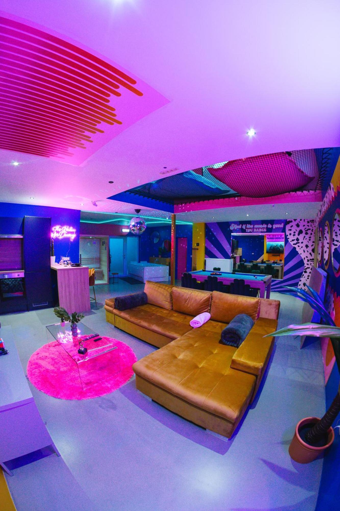 Capsule Boogie-Woogie - Jacuzzi - Sauna - Billard - Jeux - Ecran Geant - Filet Suspendu - Netflix La Louvière Exterior foto