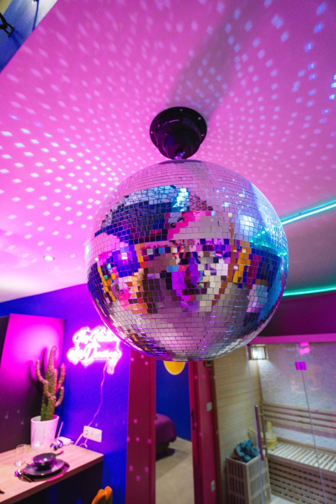 Capsule Boogie-Woogie - Jacuzzi - Sauna - Billard - Jeux - Ecran Geant - Filet Suspendu - Netflix La Louvière Exterior foto
