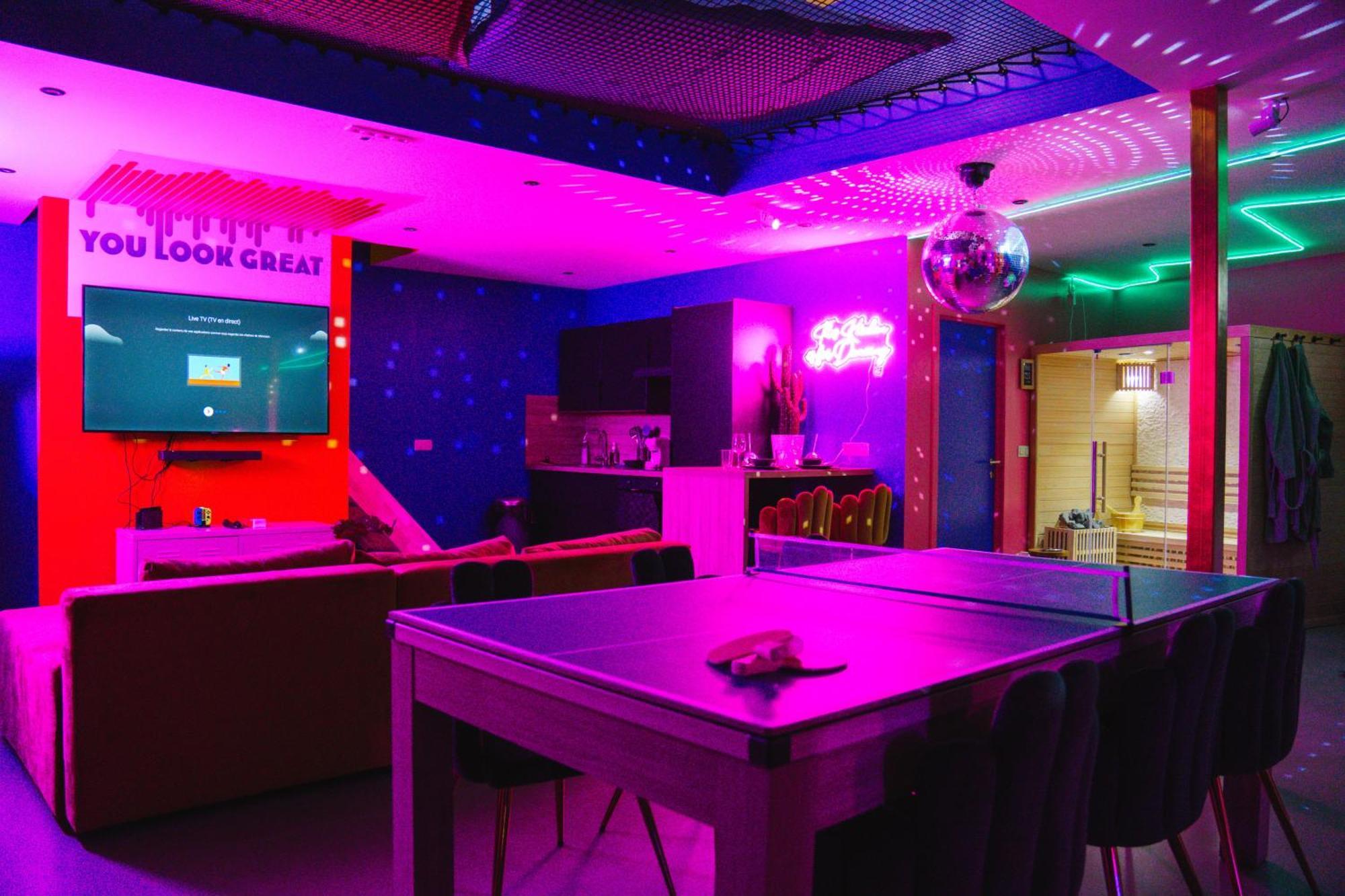 Capsule Boogie-Woogie - Jacuzzi - Sauna - Billard - Jeux - Ecran Geant - Filet Suspendu - Netflix La Louvière Exterior foto