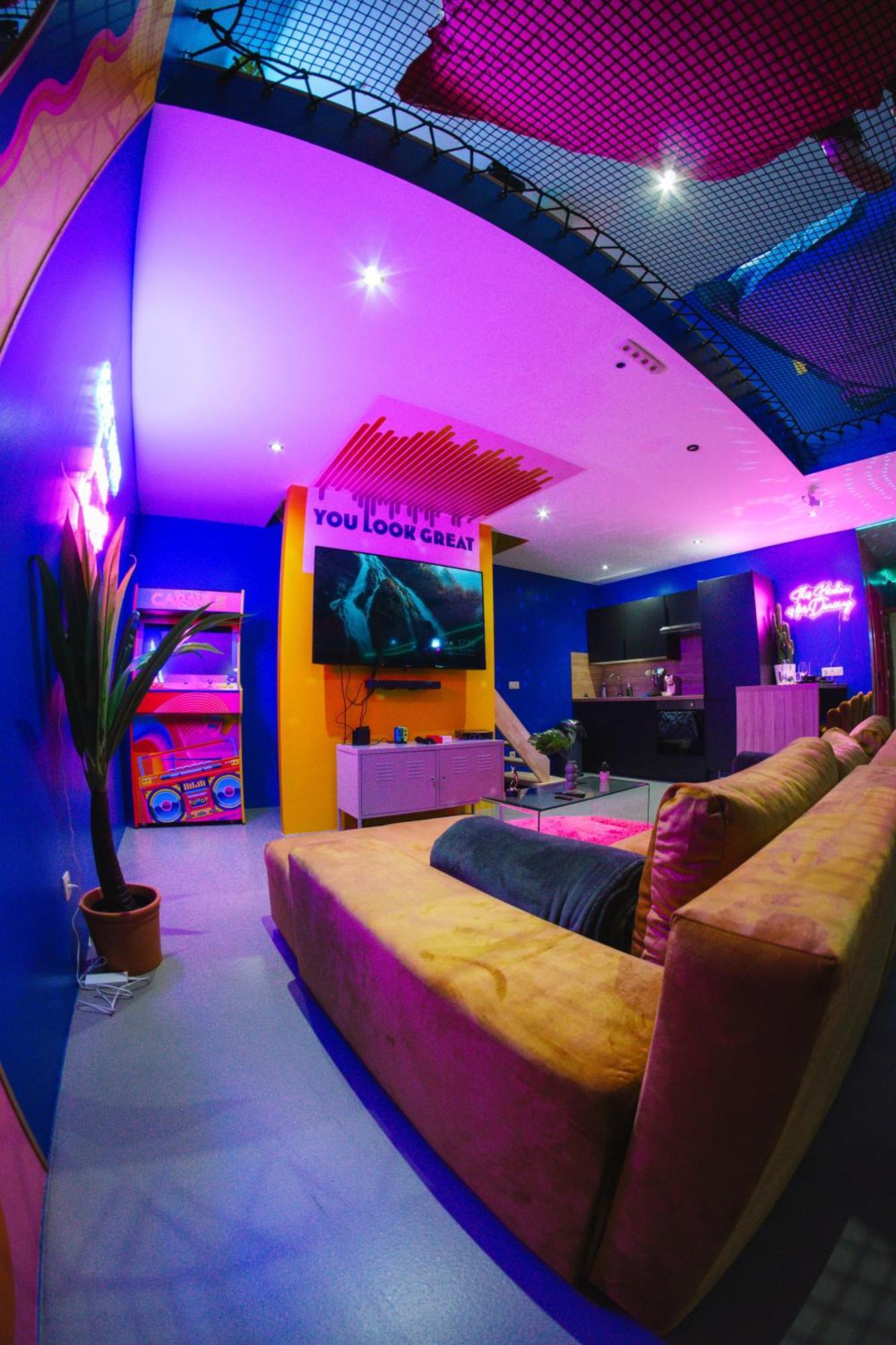 Capsule Boogie-Woogie - Jacuzzi - Sauna - Billard - Jeux - Ecran Geant - Filet Suspendu - Netflix La Louvière Exterior foto