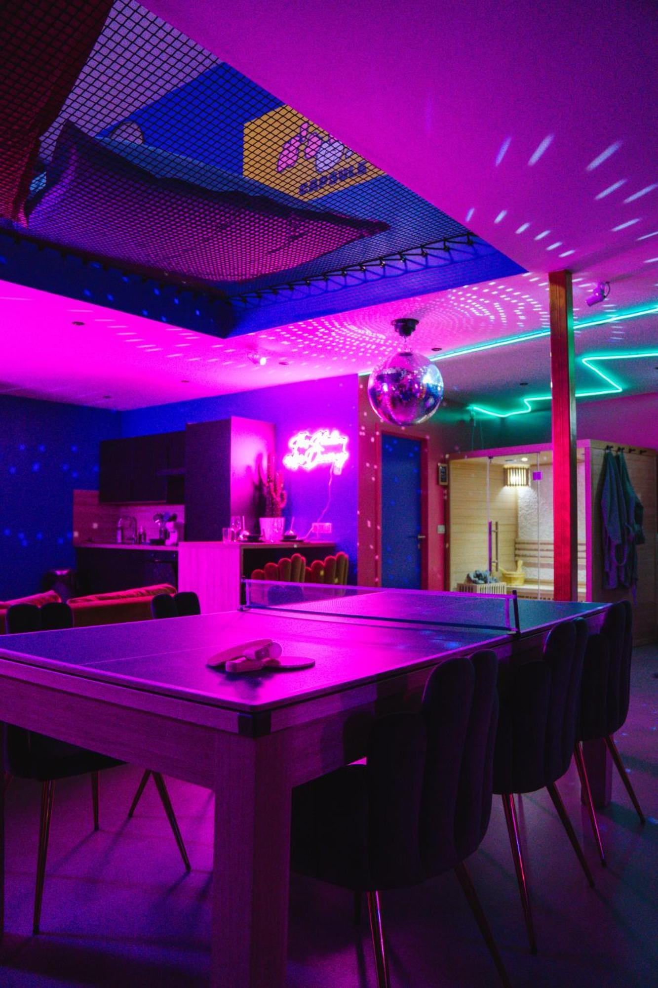 Capsule Boogie-Woogie - Jacuzzi - Sauna - Billard - Jeux - Ecran Geant - Filet Suspendu - Netflix La Louvière Exterior foto