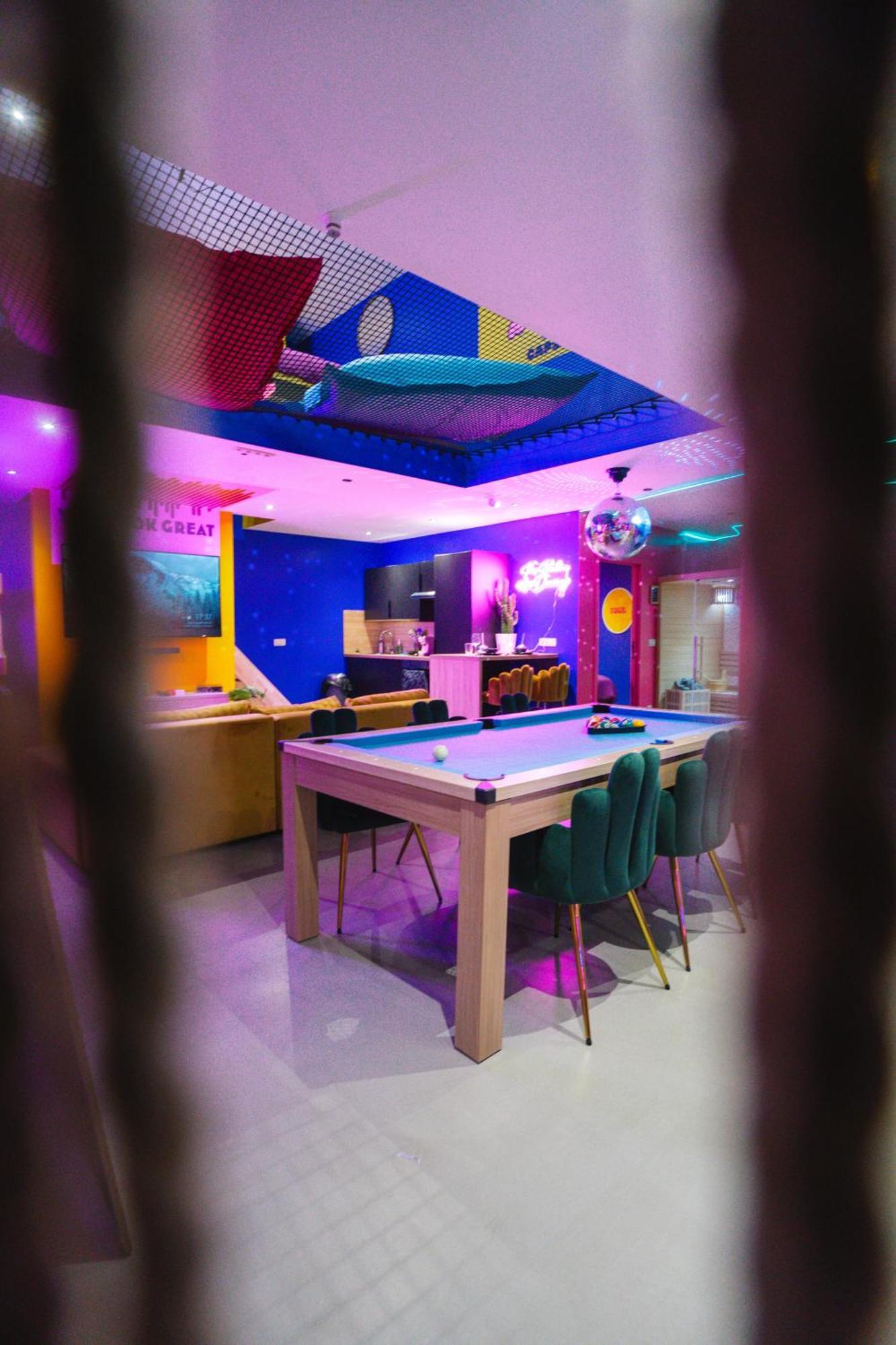 Capsule Boogie-Woogie - Jacuzzi - Sauna - Billard - Jeux - Ecran Geant - Filet Suspendu - Netflix La Louvière Exterior foto