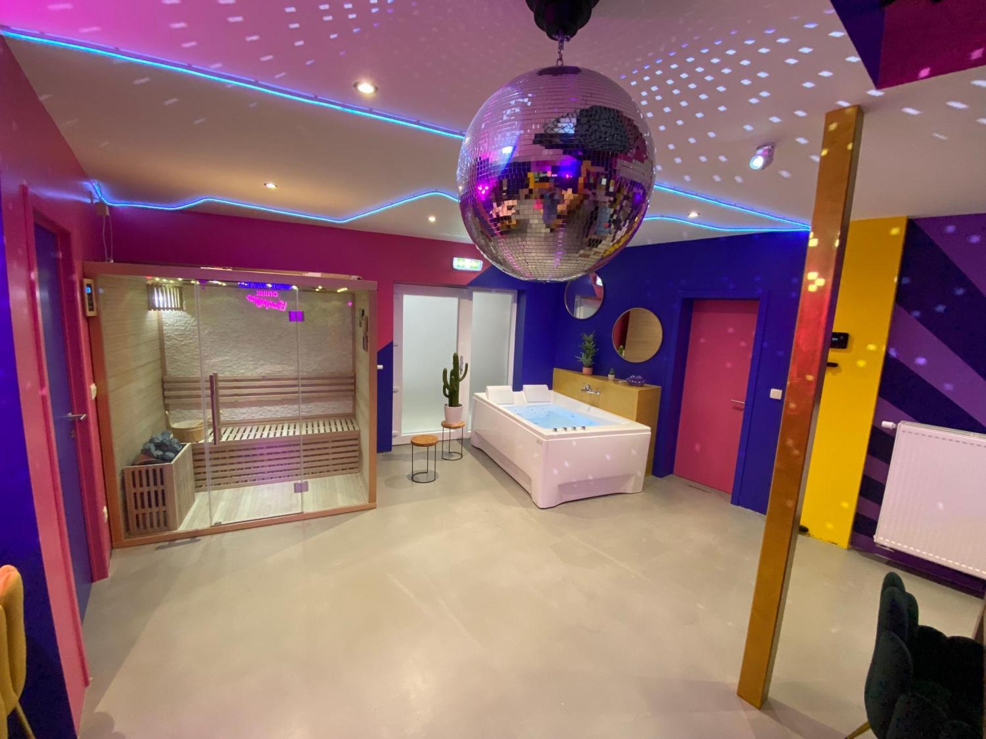 Capsule Boogie-Woogie - Jacuzzi - Sauna - Billard - Jeux - Ecran Geant - Filet Suspendu - Netflix La Louvière Exterior foto